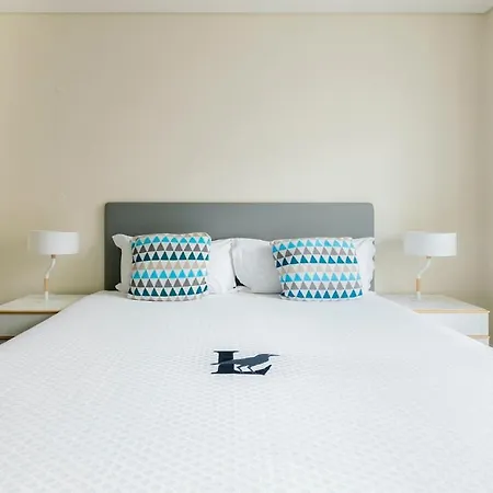 Apartment Plum Guide - City Portal Lisbon